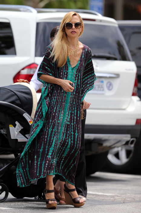 Rachel Zoe 靠一件簡單的民族風洋裝展演風格,不忘搭配有份量的大飾品。